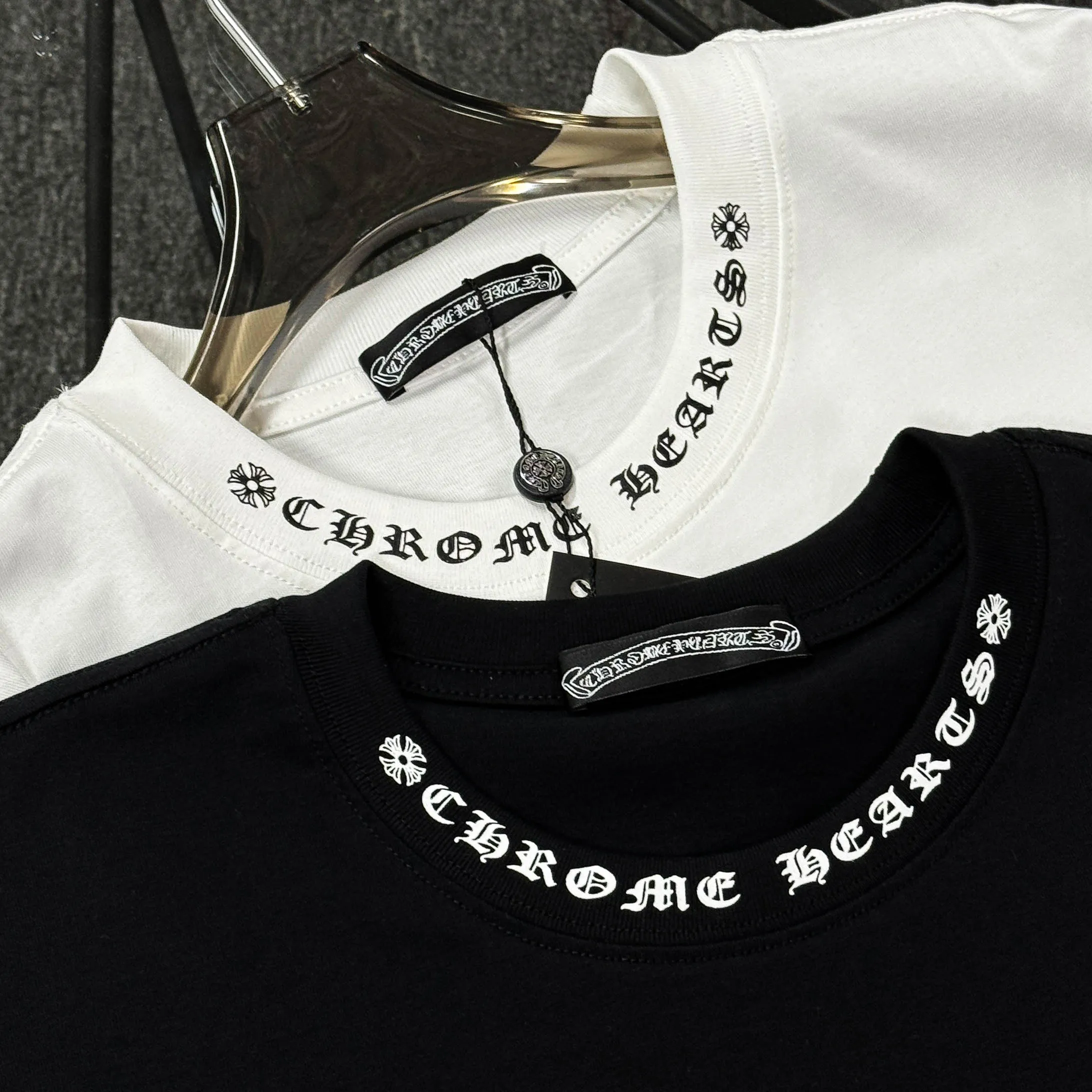 P170 Chrome Hearts 25 high-end versions. The fabric is made of 300 grams of high-density pure cotton. It does not deform or shrink. It has three labels. It is the same style for men and women. Technology: suede foaming + digital printing. Color: white, black. SIZE: S-XL.
